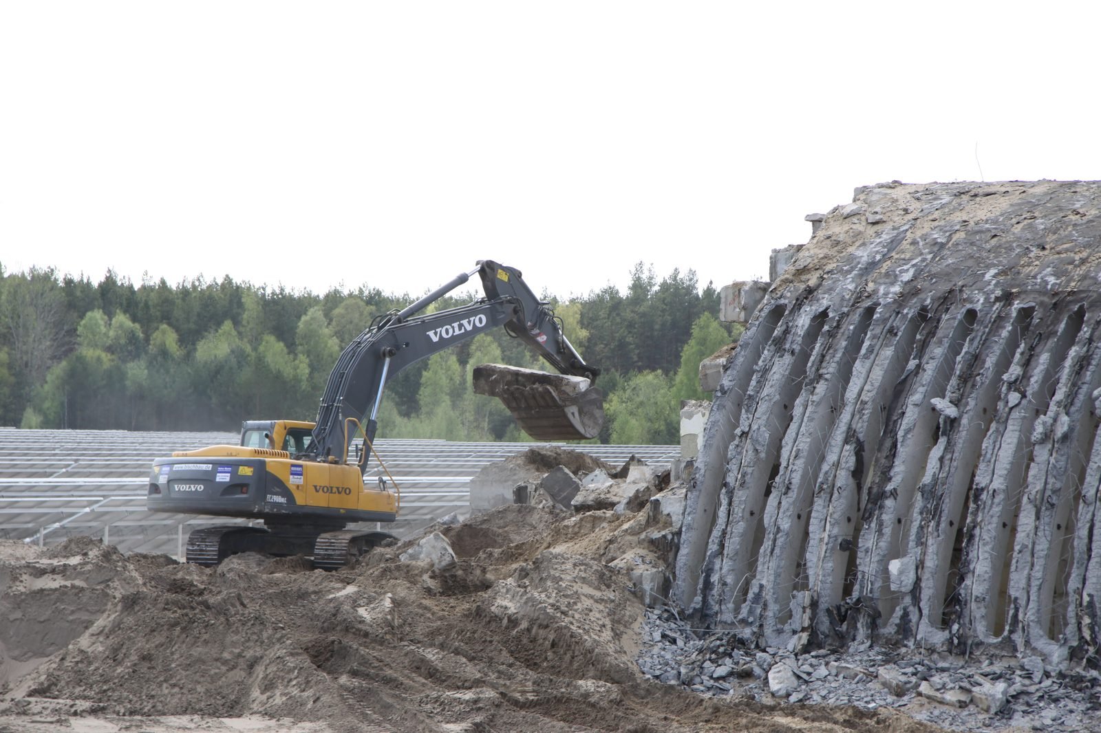 Bagger beim Rückbau